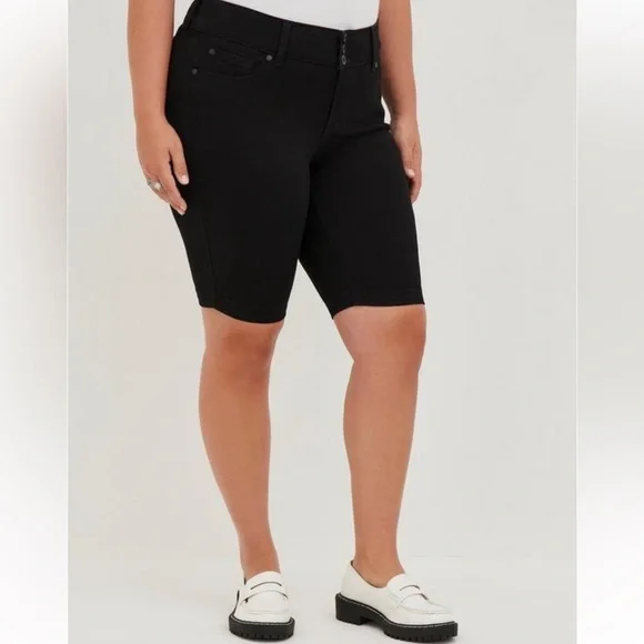 Sleek Black Women's Bike Shorts - Picture 4 of 8